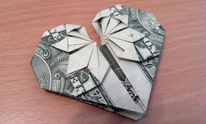 Non solo soldi: come creare un origami a forma di cuore con una banconota Forexchange